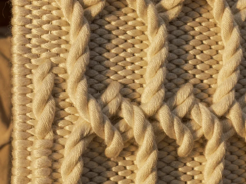 Illustration: Nahaufnahme von Wollflor und Baumwollkette mit sichtbarer Knotenstruktur